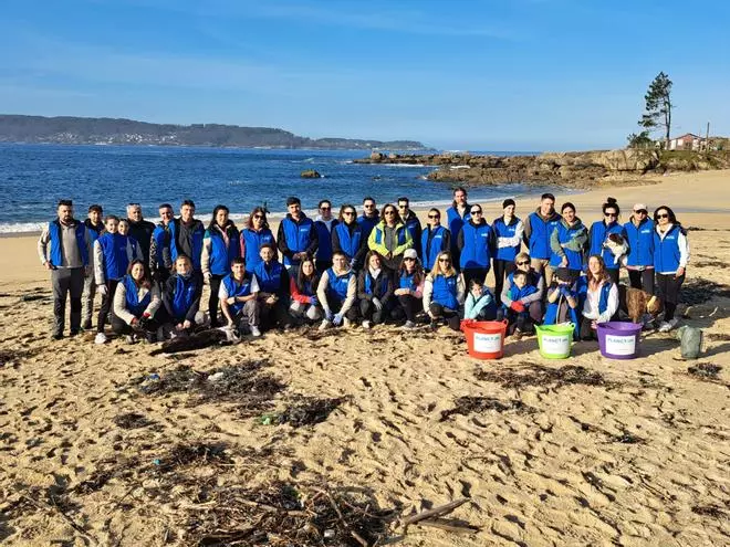 La limpieza de la playa de Area de Bon, en Bueu, en imágenes (I)