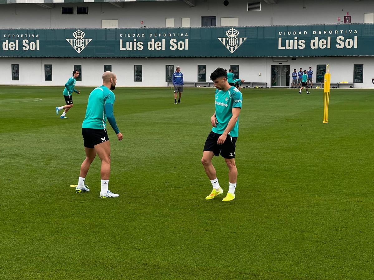 Sofyan Amrabat y Marc Roca en el entrenamiento del Betis previo al partido de Liga contra Osasuna en El Sadar