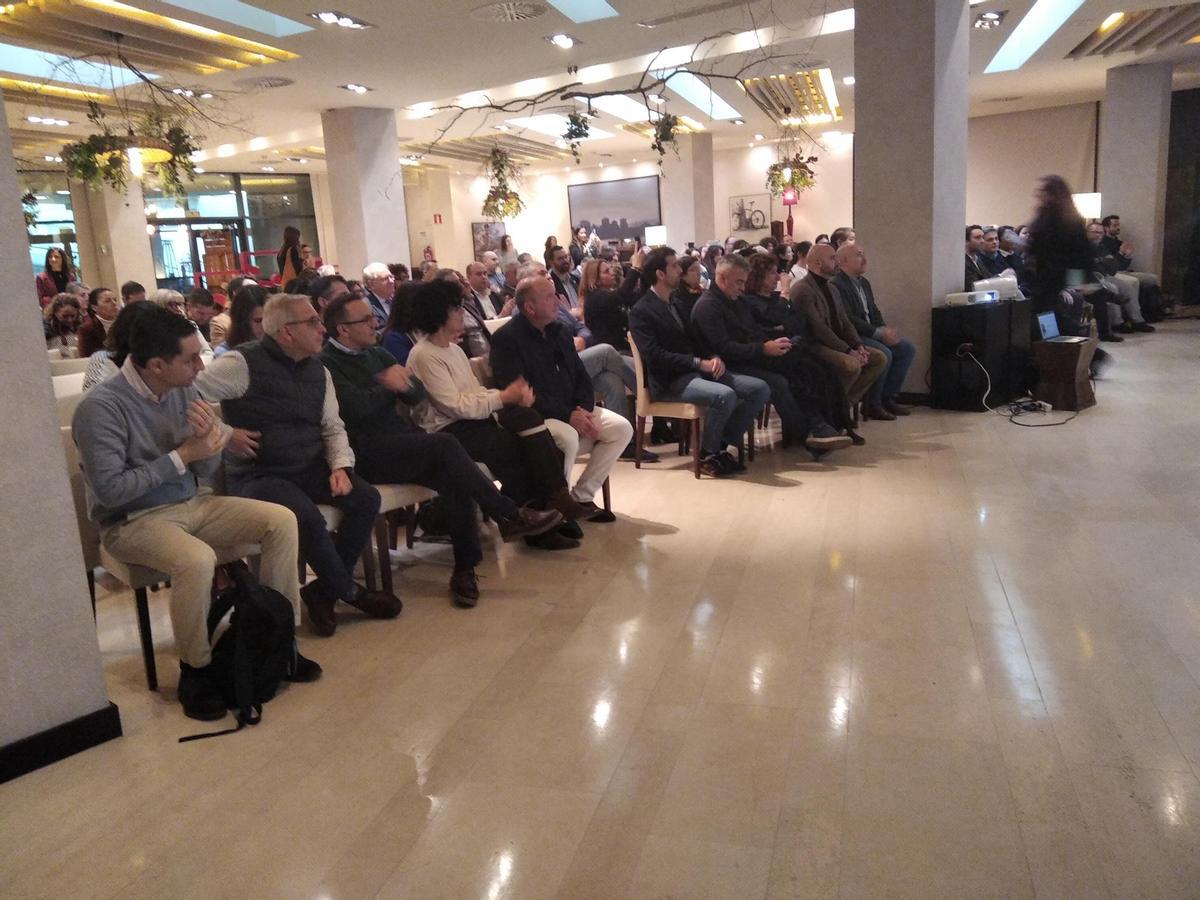 Parte de los asistentes a la presentación.