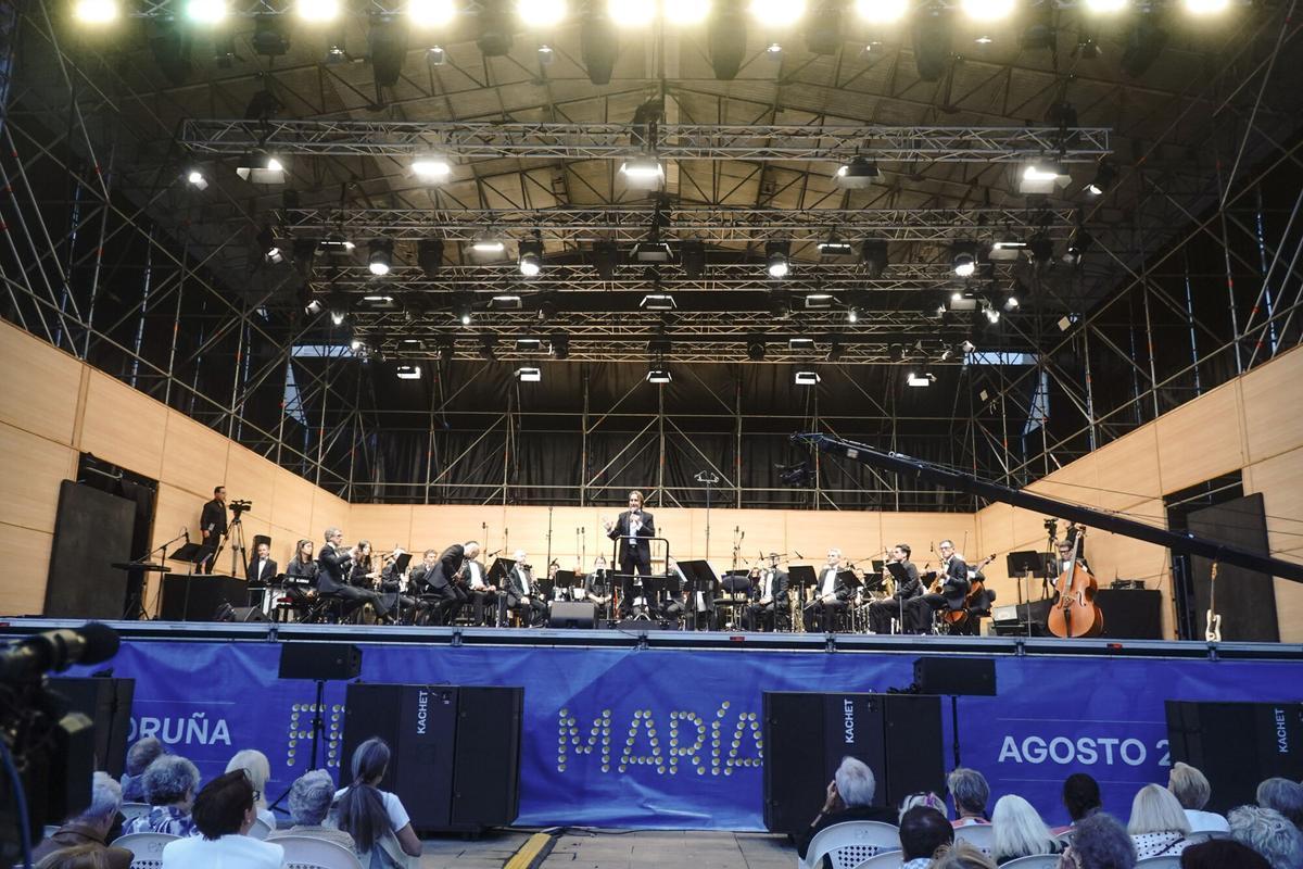 Bajo la batuta del director alicantino Juan Miguel Romero Llopis, la Banda Municipal ofreció un repertorio basado en bandas sonoras de películas. Bajo la batuta del director alicantino Juan Miguel Romero Llopis, la Banda Municipal ofreció un repertorio basado en bandas sonoras de películas.