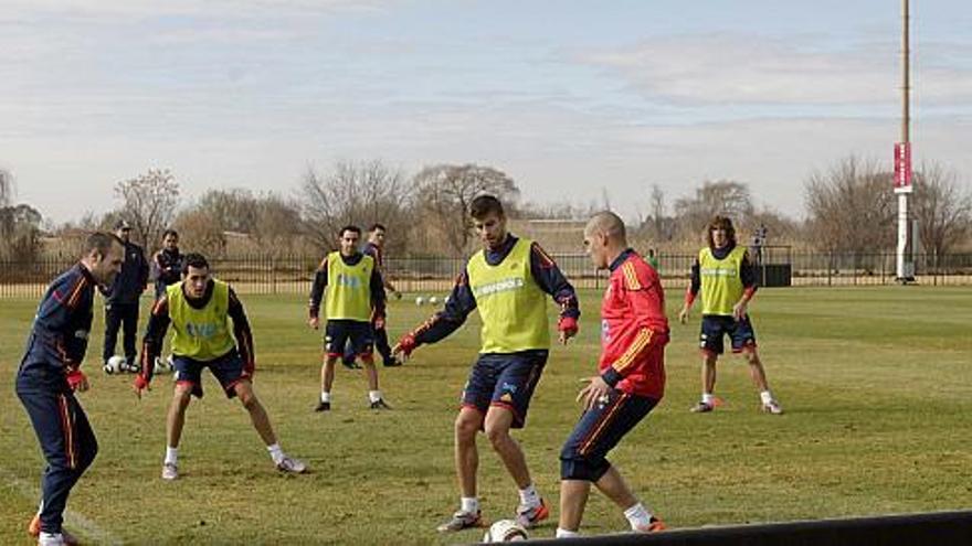 Villa, Iniesta, Busquets, Xavi, Piqué, Valdés, Puyol y Pedrito, ayer durante el entrenamiento matinal realizado en Pochefstroom.