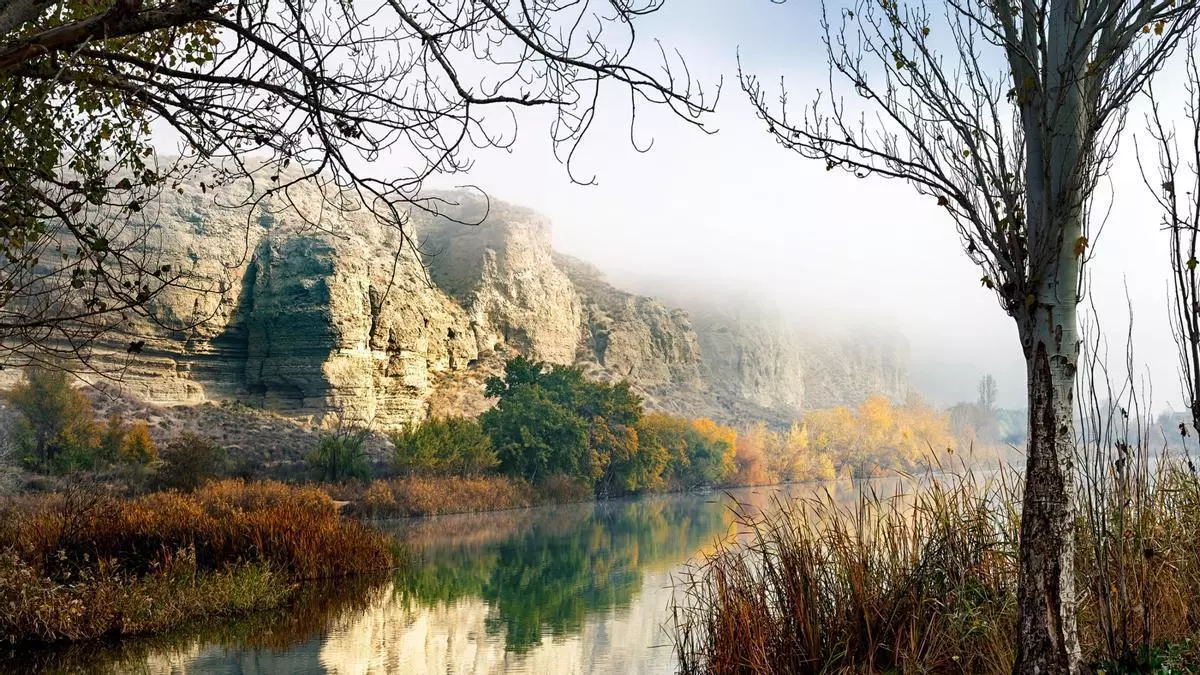 La ruta senderista perfecta para este otoño y a la que puedes llegar en el metro de Madrid ofrece una bucólica laguna, puentes históricos e imponentes paredes verticales