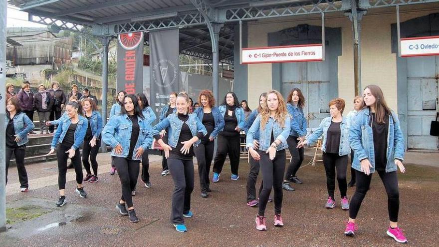 Las alumnas de la Escuela Municipal de Música actúan en la estación de Villabona, ayer.