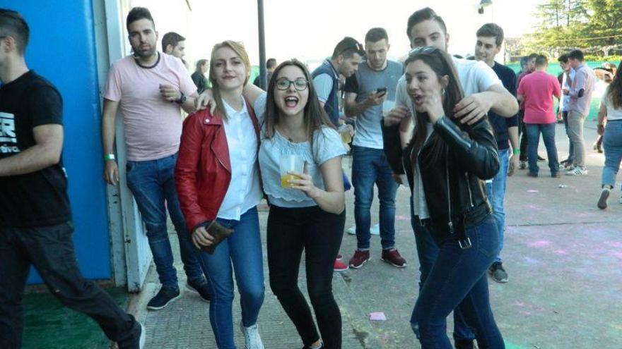 Jóvenes en los alrededores del polideportivo.