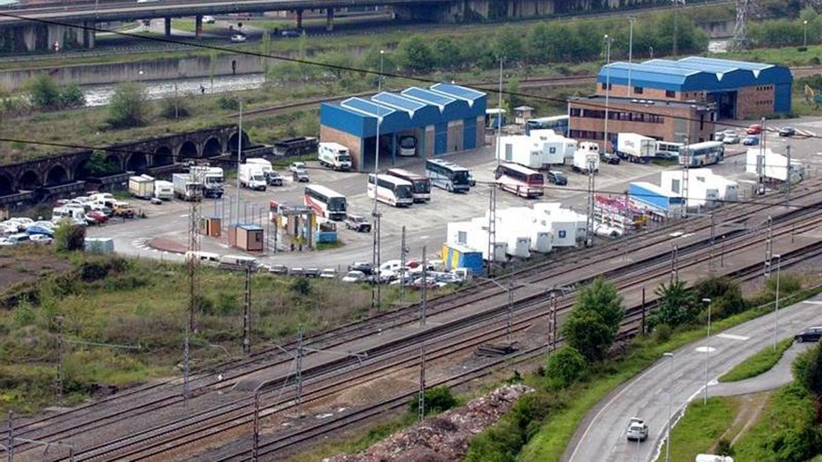El Centro de Transportes de Mieres, con la parcela donde se construirá la nueva nave municipal a la izquierda de la imagen. / LNE