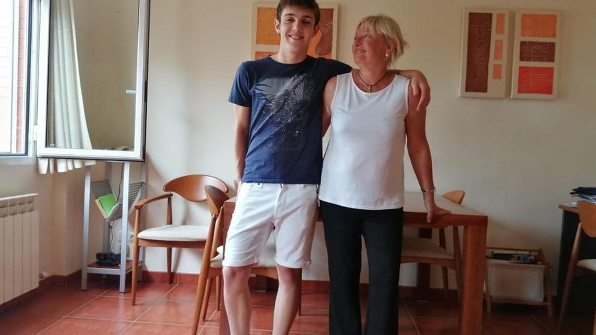 Igor Lalana y su madre, Cristina Labat, en su casa