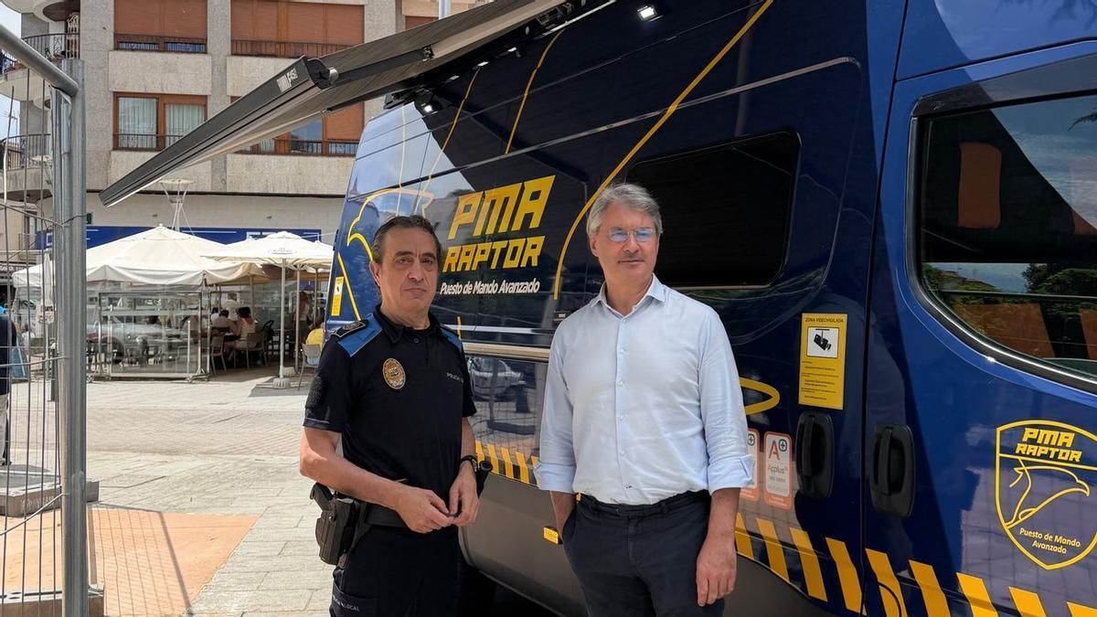 El jefe de la Policía Local y el alcalde, junto al Puesto de Mando Avanzado que Cacabelos aspira a conseguri para la Festa do Marisco.