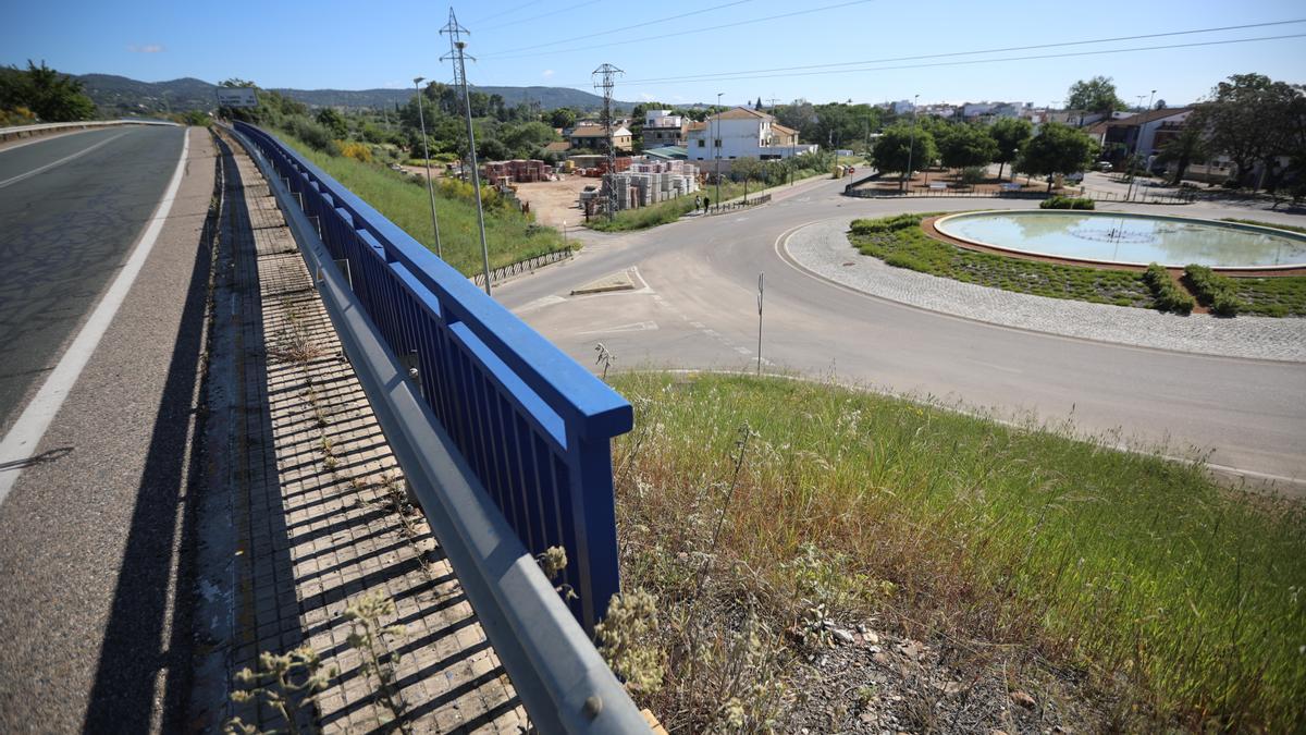 La barriada de Alcolea lleva demandando desde hace años un nuevo acceso a las urbanizaciones.