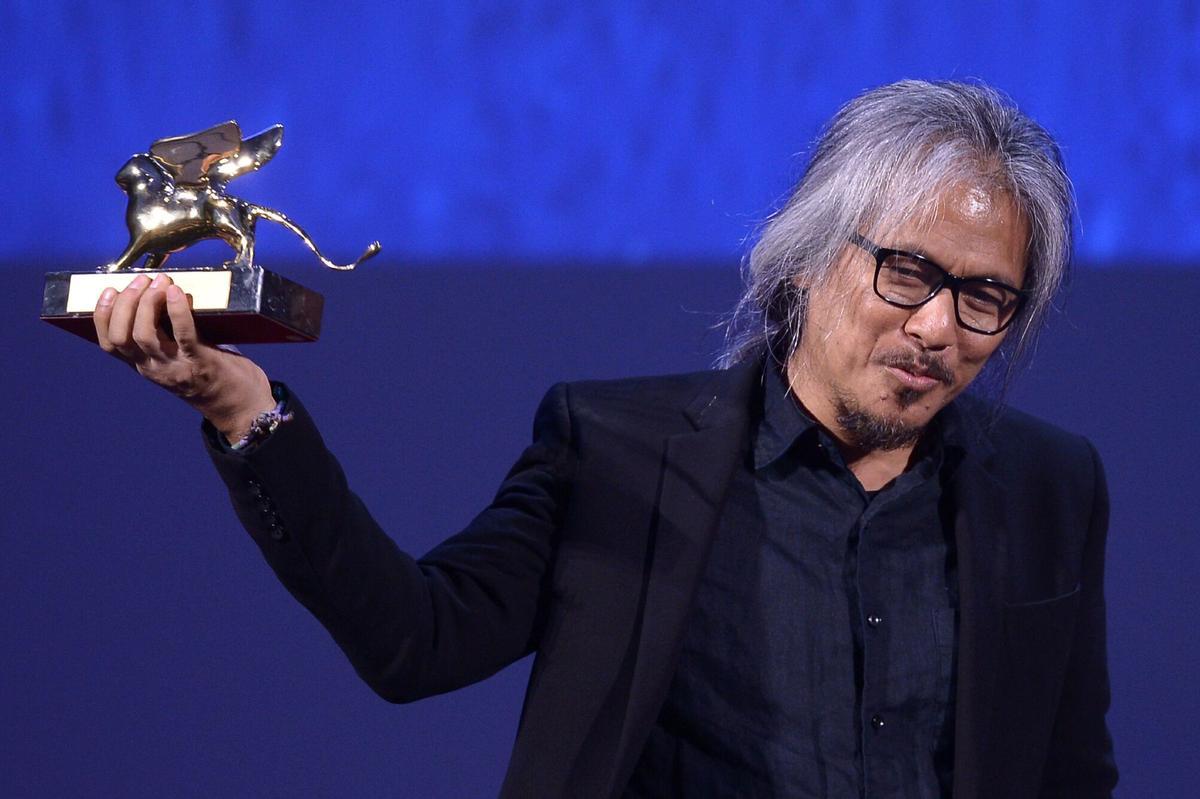 El director Lav Diaz con el premio a Mejor Película por 'The Woman Who Left' durante la ceremonia de la 73 edición del Festival de Venecia, en septiembre de 2016.