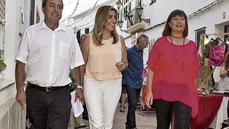 La presidenta de Andalucía, Susana Díaz, junto a Francina Armengol, durante una visita a Menorca.