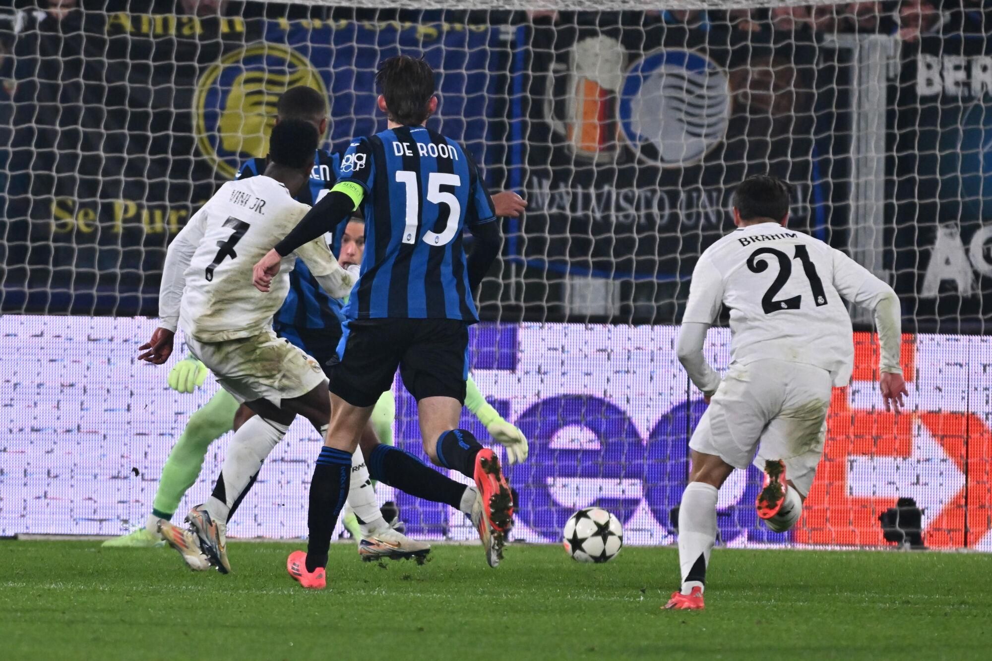 Bergamo (Italy), 10/12/2024.- Real Madrid's Vinicius Junior (L) scores the 1-2 goal during the UEFA Champions League soccer match between Atalanta BC and Real Madrid, in Bergamo, Italy, 10 December 2024. (Liga de Campeones, Italia) EFE/EPA/MICHELE MARAVIGLIA