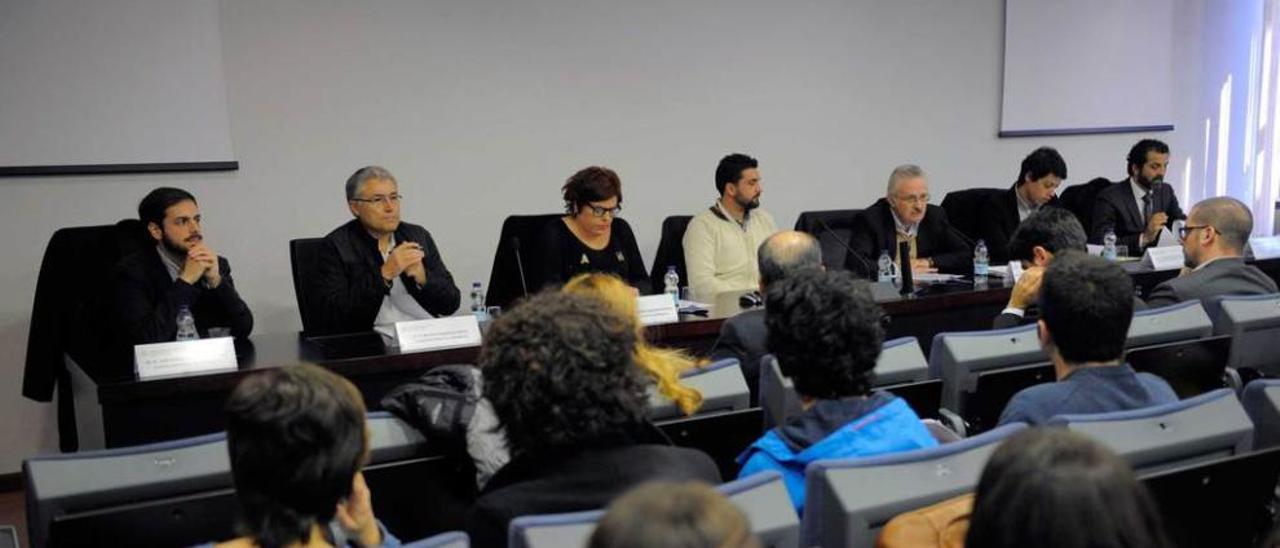 Por la izquierda, Mateo, Orviz, Calleja, el moderador Abraham Menéndez, Trevín, Segundo González e Inaciu Iglesias.