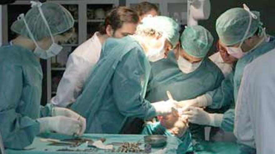 El equipo de maxilofacial del Infanta ensaya un trasplante de cara en la Facultad de Medicina