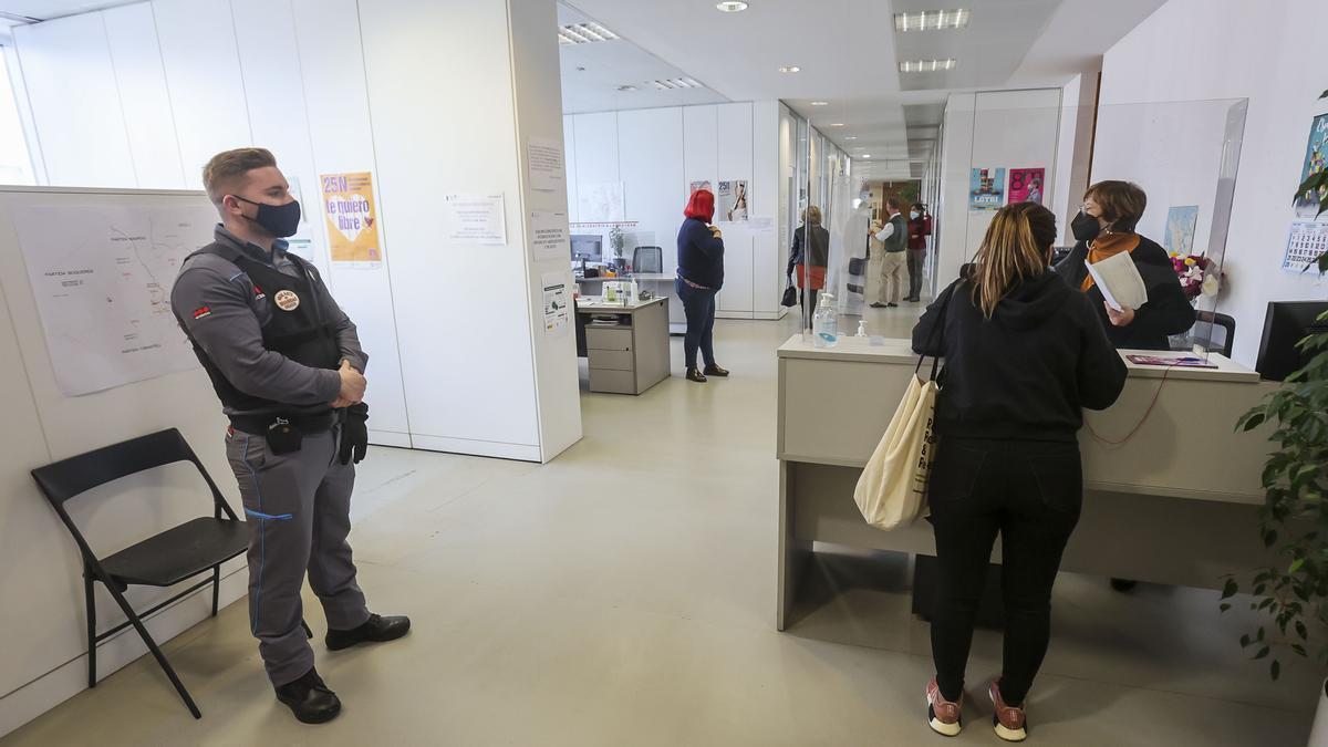 Una mujer es atendida a la entrada de los servicios sociales, en imagen de archivo.