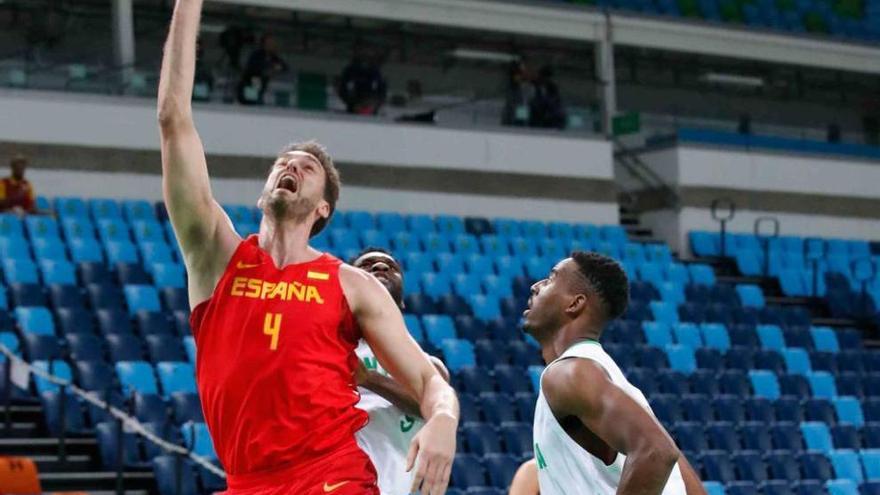 Pau Gasol trata de encestar ante el nigeriano Alade Aminu.