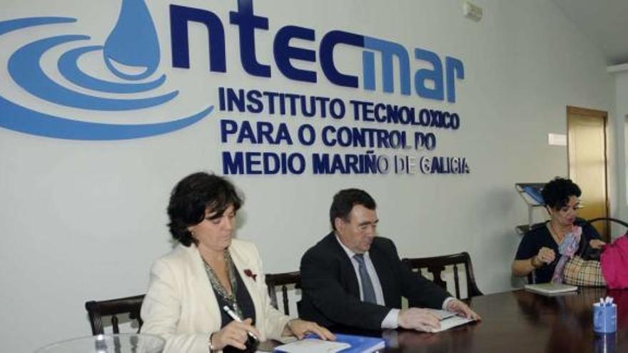 Covadonga Salgado, directora del Intecmar; Juan Maneiro, secretario general de Mar; y Rosa Santorum, del cocedero Nidal.  // Noé Parga