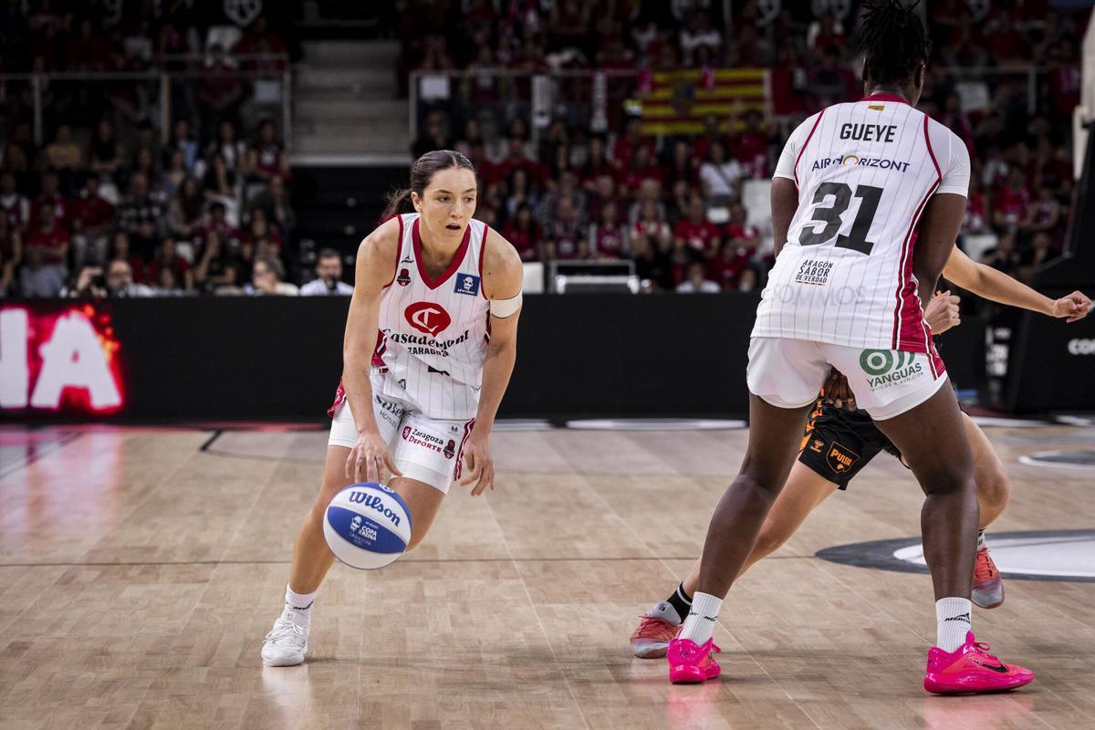 Helena Pueyo bota el balón durante el partio de Copa de la Reina ante el Valencia.