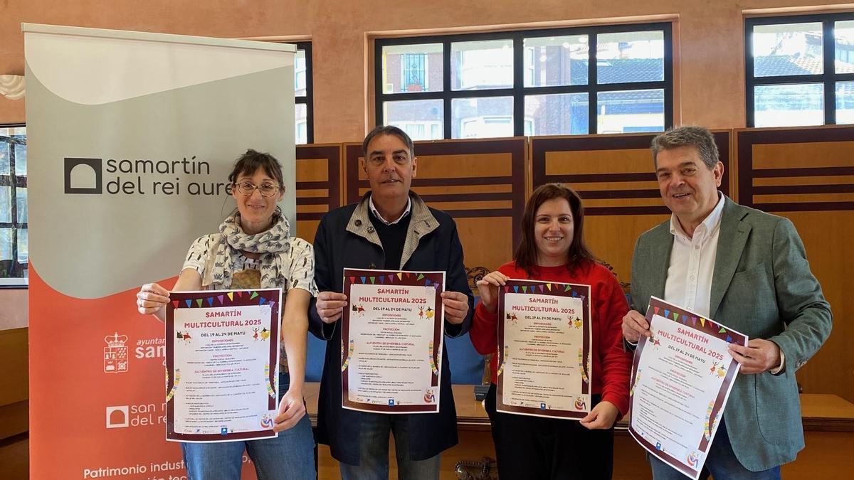 Por la izquierda, Cintia Ordóñez, vicealcaldesa; Julio Caricol, representante de Movimiento Por la Paz; Alba Nogueiro, responsable del centro de migrantes, y José Ramón Martín Ardines, alcalde de San Martín