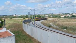 Un tren de Medway con material para la línea de Alta Velocidad entre Évora y Elvas
