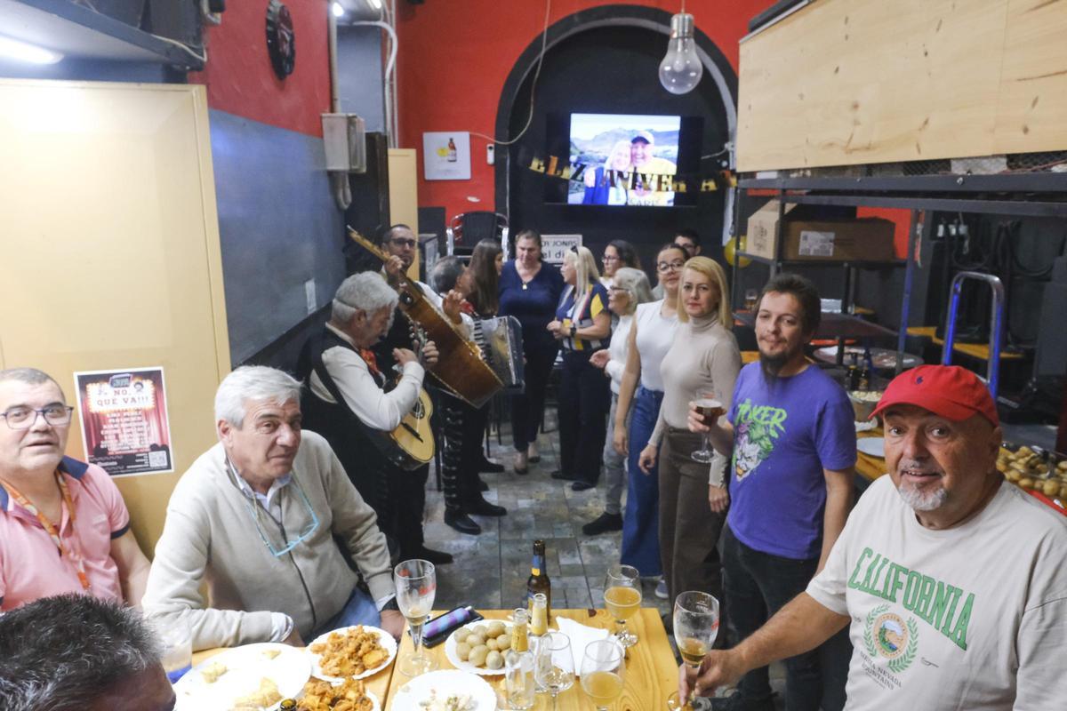 El Ca' Jonás de Triana vive su 40 aniversario pasando de bocatería a cervecería El Ca' Jonás de Triana vive su 40 aniversario pasando de bocatería a cervecería