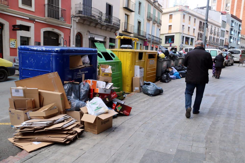 Les escombraries es comencen a acumular a Figueres