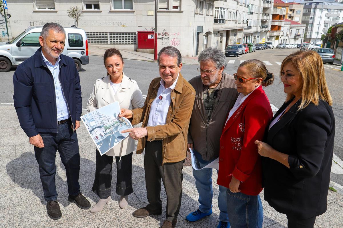 El alcalde, con una infografía, acompañado de Rivas (i.), Iglesias, Pardo, Silva y Aguiar.