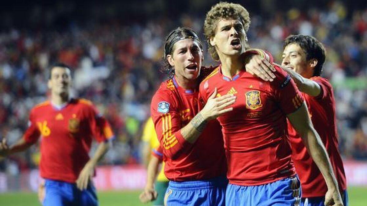 Llorente celebra un gol con la selección española