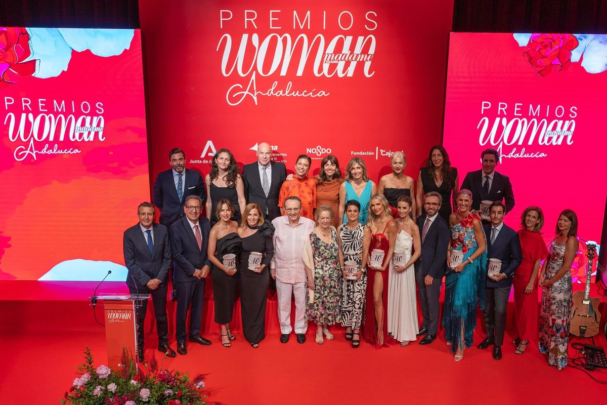 Fotografía de familia de los Premios Woman Andalucía.