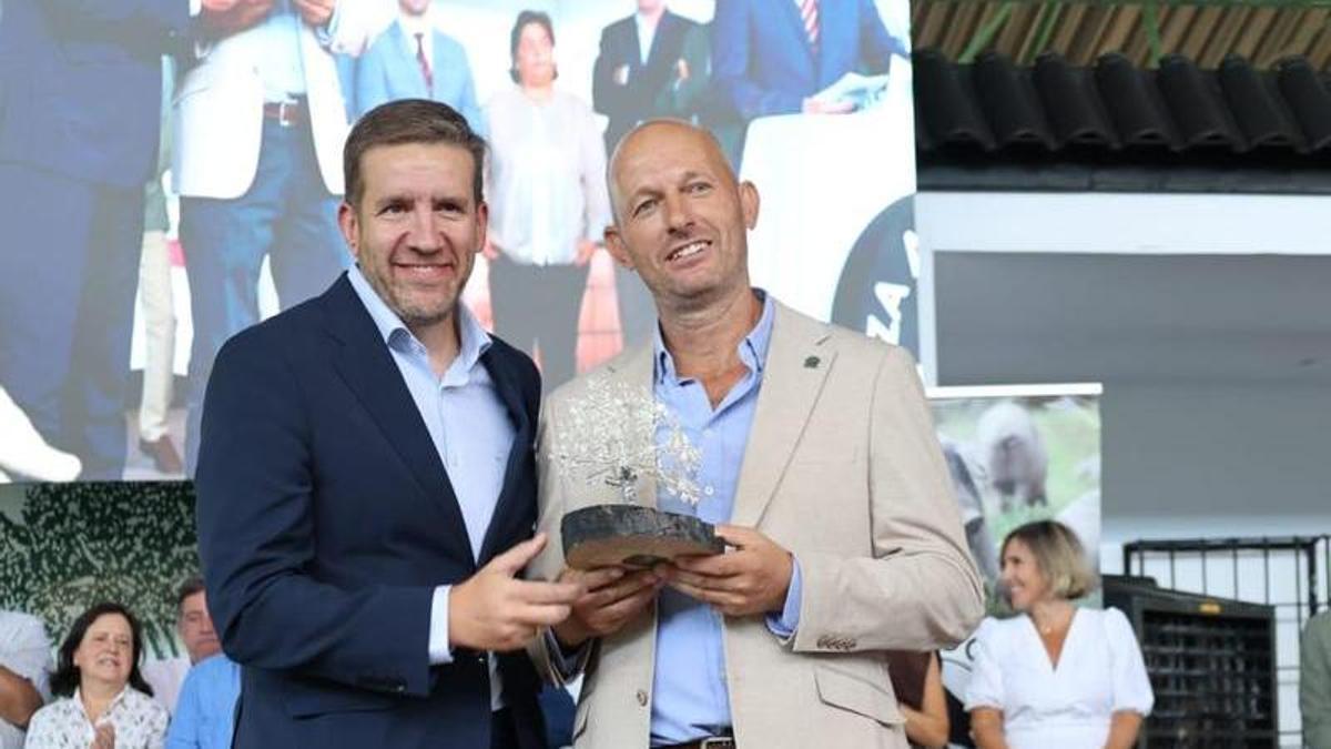 Roberto Ledesma Hernández. director territorial de Ibercaja en Extremadura, entrega a Juan José Serrano, el premio  a la Ganadería con Mejor  Calificación del Concurso Nacional de Cerdo Ibérico.