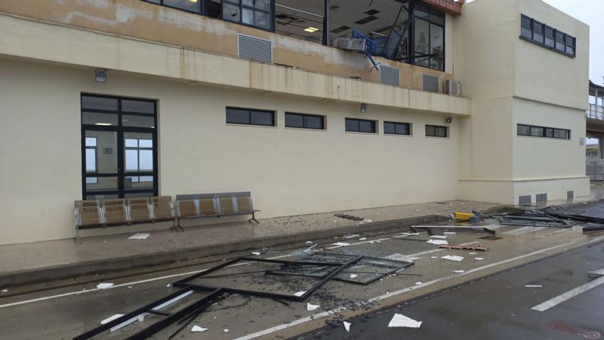 El viento destrozó las cristaleras de las Estación Marítima, en Palma.