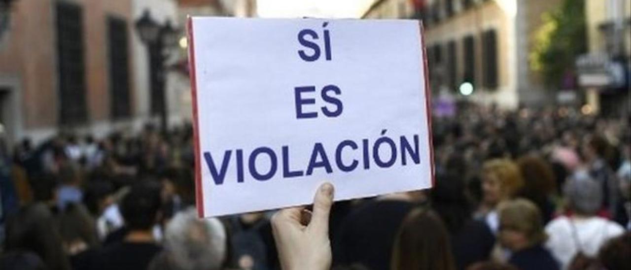 Cartel en una manifestación feminista a favor de la ley del “solo sí es si (3-12-2022).