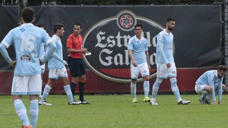 Los jugadores del Celta B, tras encajar un gol en el campo de Barreiro. // Adrián Irago