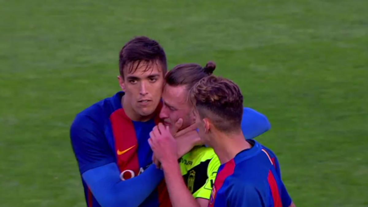 Los jugadores del Barça B consolando a los del Eldense