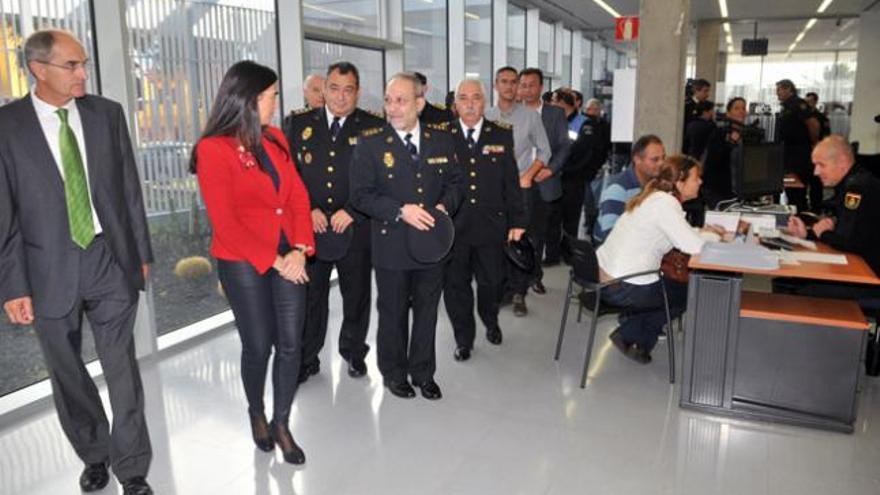 El alcalde, Silverio Matos, junto a la delegada María del Carmen Hernández Bento, y altos cargos de la Policía Nacional, ayer, en el Centro Integral de Seguridad. | acfi