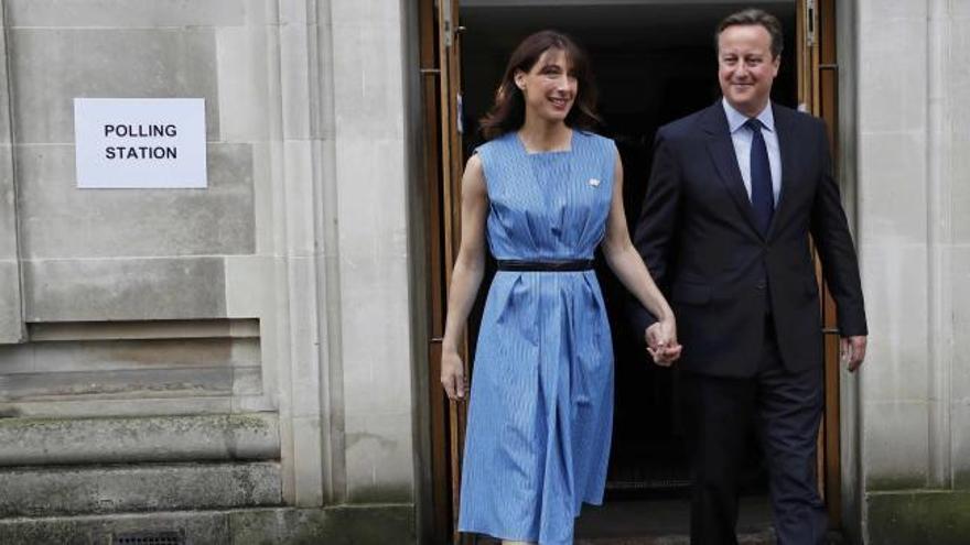 Cameron y Corbyn depositan su voto en el referéndum sobre el Brexit