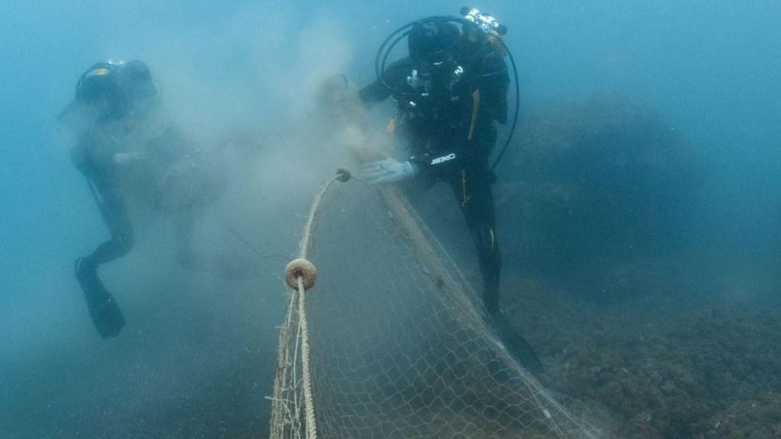 Retiran del fondo marino de Calp una red de pesca de más de un kilómetro de largo