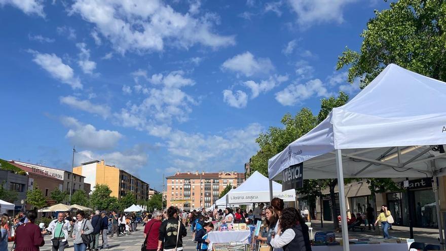 Igualada omple de roses, música i literatura la plaça de Cal Font en la diada de Sant Jordi