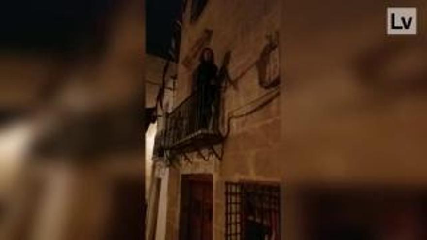 La mujer del exalcalde de Benissa lanza cubos de agua para acallar el ruido de un bar