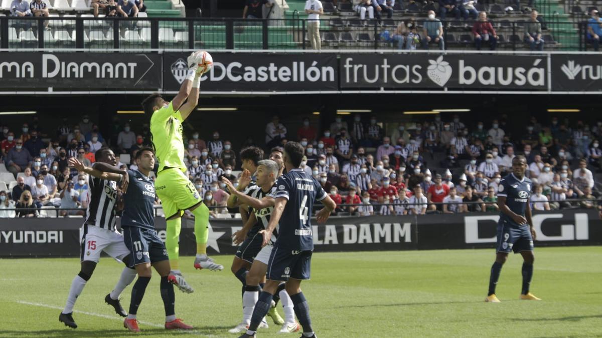 Álvaro Campos detiene el balón en una acción del partido.