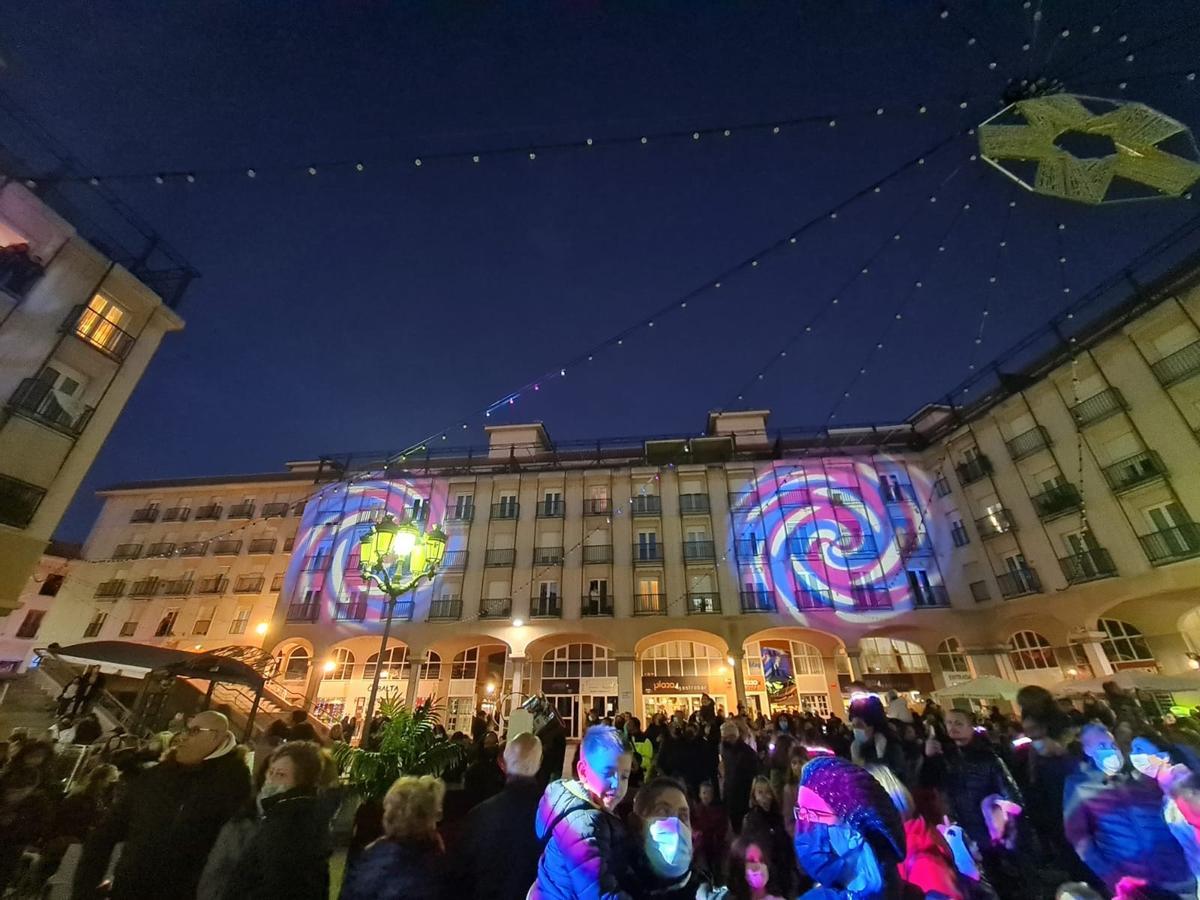 El ambiente navideño en la Plaza Mayor de Elda.