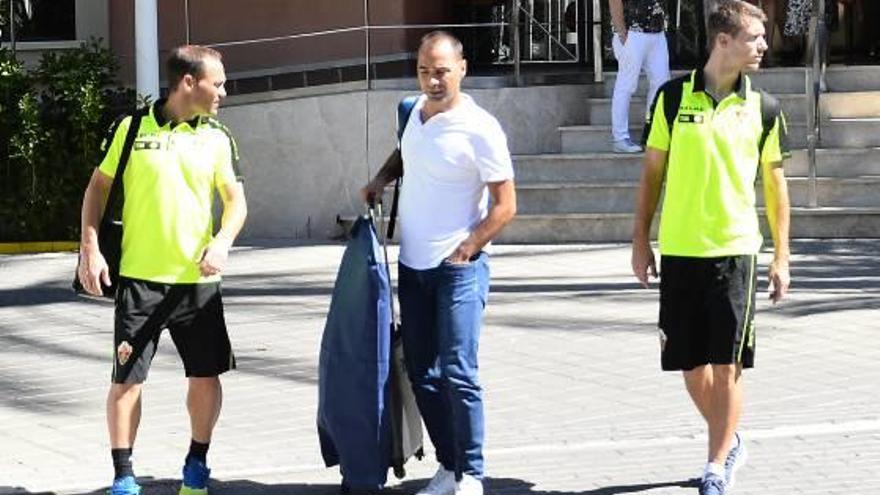 Cordero, ayer, junto al Nino, uno de los capitanes, y Manuel Sánchez.