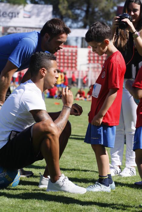 Thiago Alcántara visita el campus del Girona FC