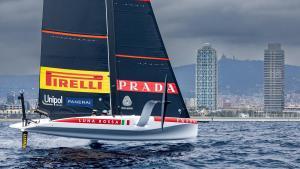 El velero del Luna Rossa Prada Pirelli navega en el litoral de Barcelona en julio de 2023.