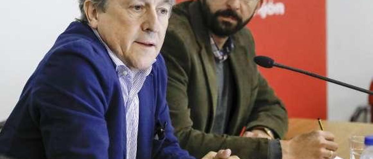 Hermann Tertsch, izquierda, y Sergio Marqués, durante la conferencia de anoche en el Club LA NUEVA ESPAÑA de Gijón.