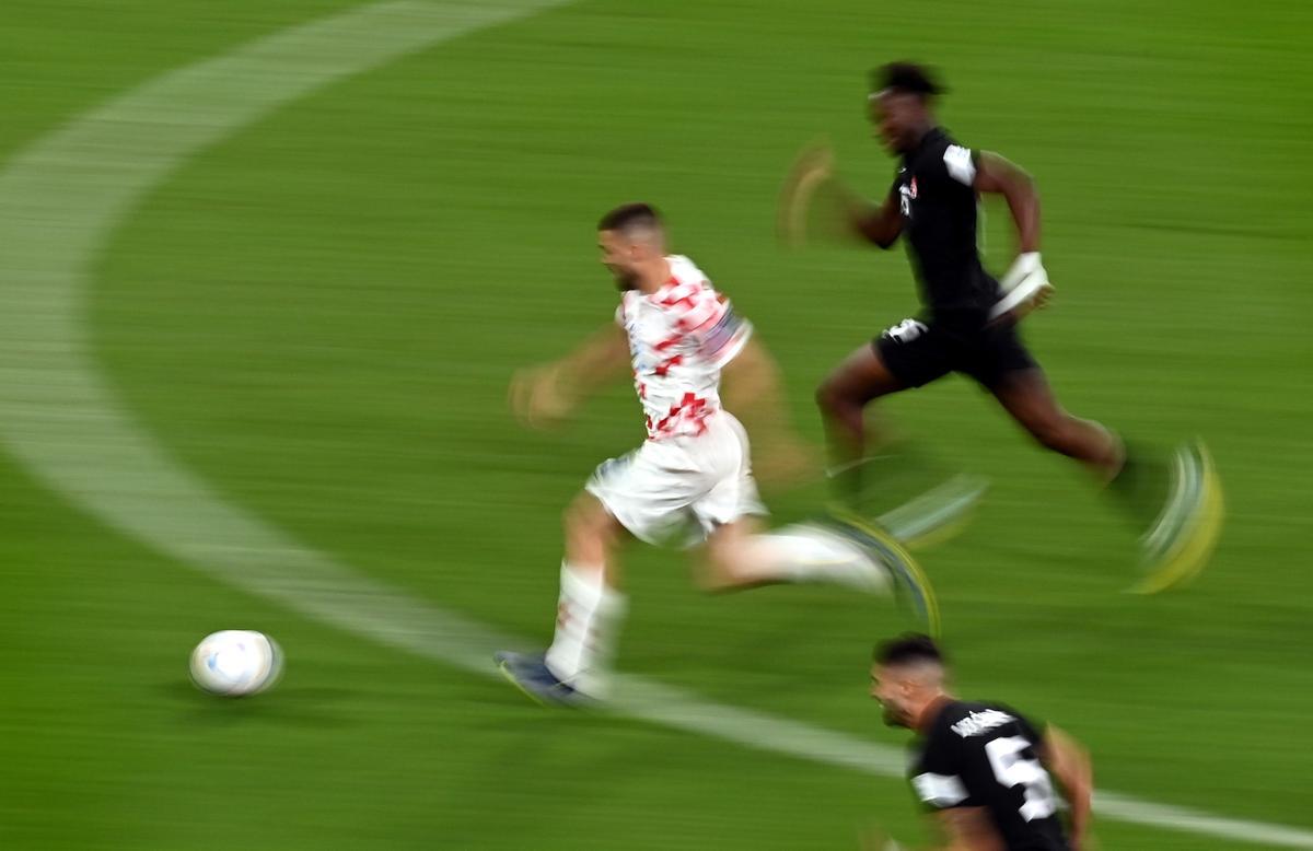 Doha (Qatar), 27/11/2022.- Mateo Kovacic (L) of Croatia in action during the FIFA World Cup 2022 group F soccer match between Croatia and Canada at Khalifa International Stadium in Doha, Qatar, 27 November 2022. (Mundial de Fútbol, Croacia, Catar) EFE/EPA/Neil Hall