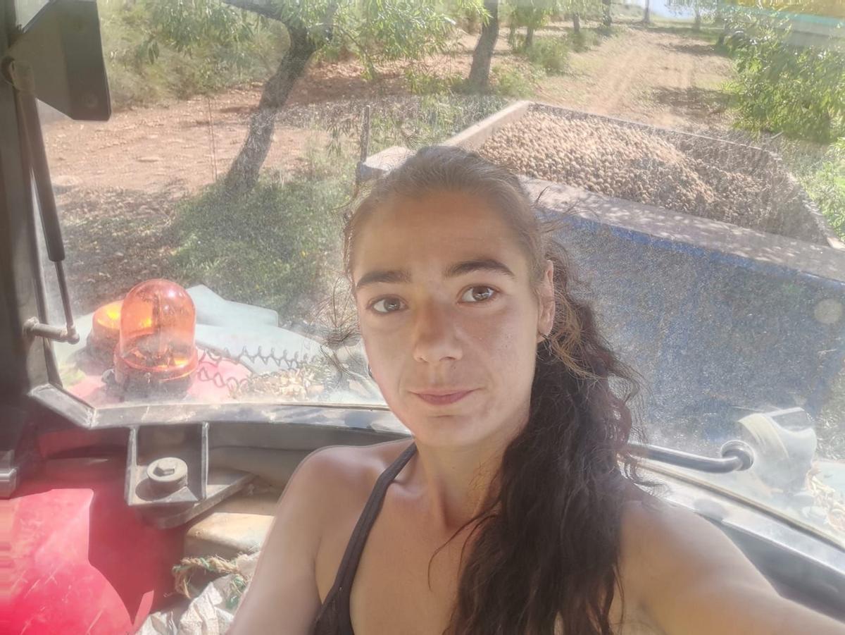 Rebeca Sales, responsable de Joves de la Unió de Llauradors y productora de almendra en Albocàsser.