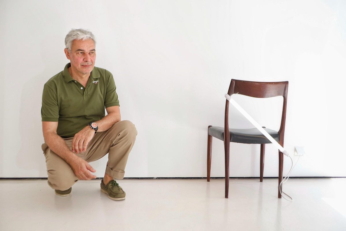 Schwartz junto a una de sus piezas.