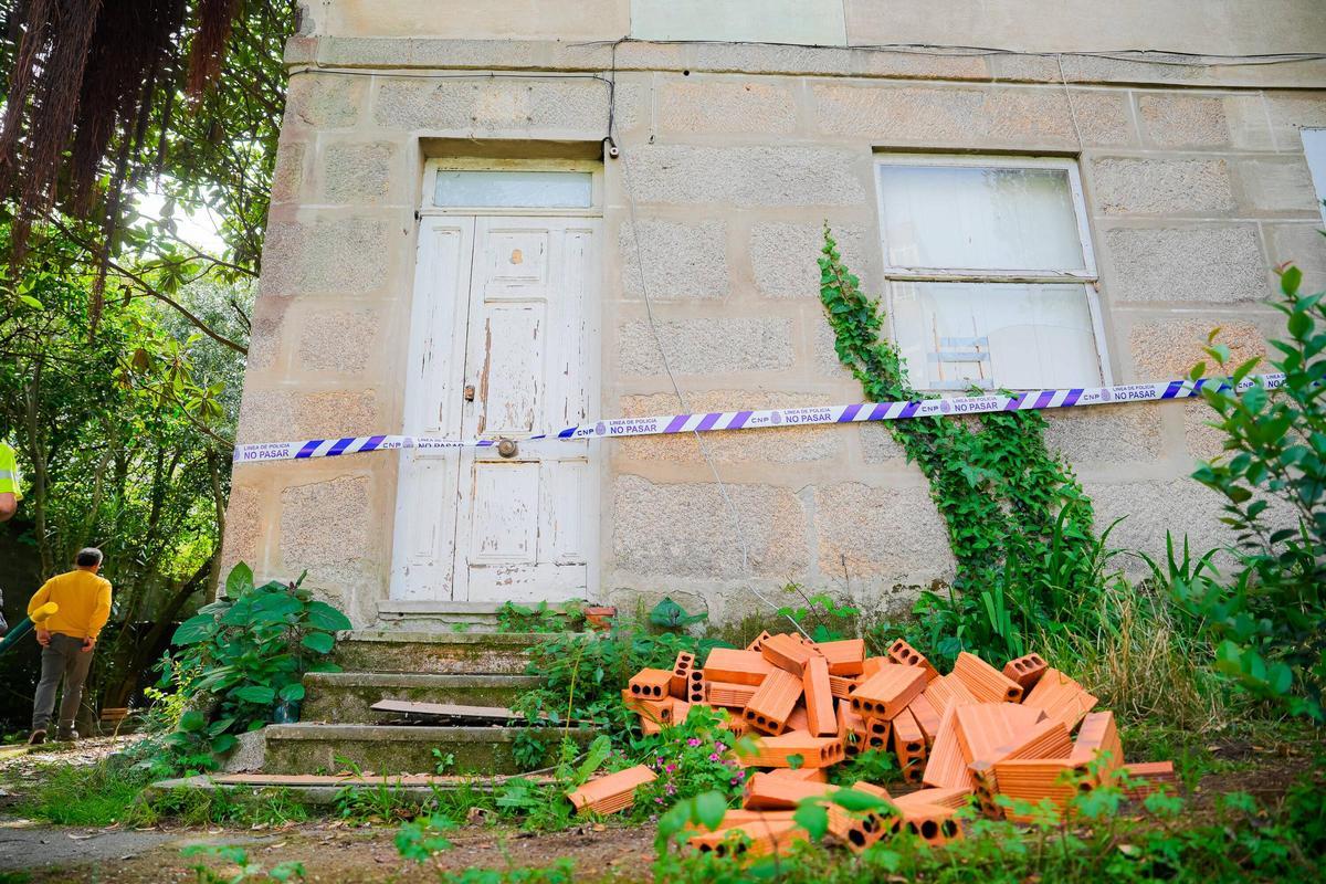 El precinto policial y los ladrillos ante la «narcovivienda» de A Miñoca que fue tapiada el viernes por orden del juez.