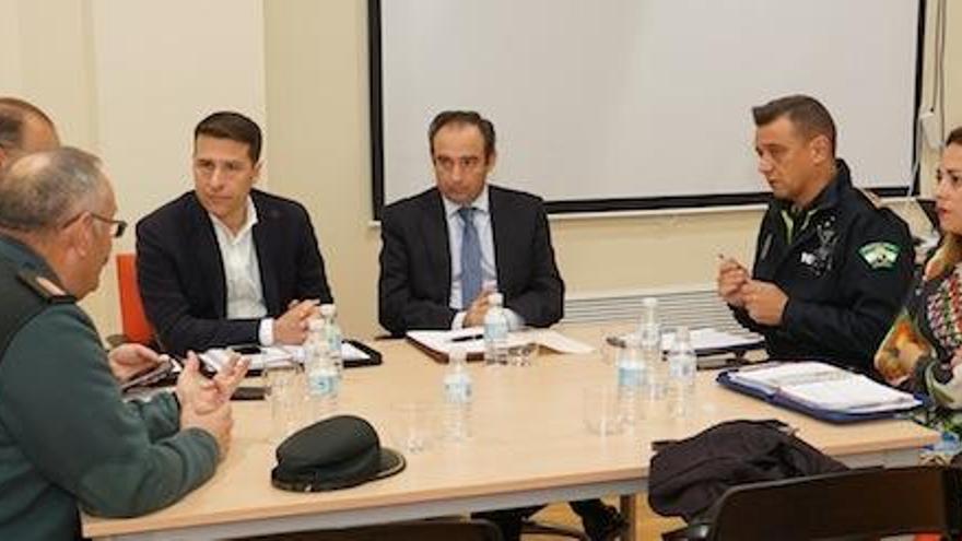 En el centro, el alcalde de Torrox, Óscar Medina, con el secretario Luis Abreu, durante la reunión.