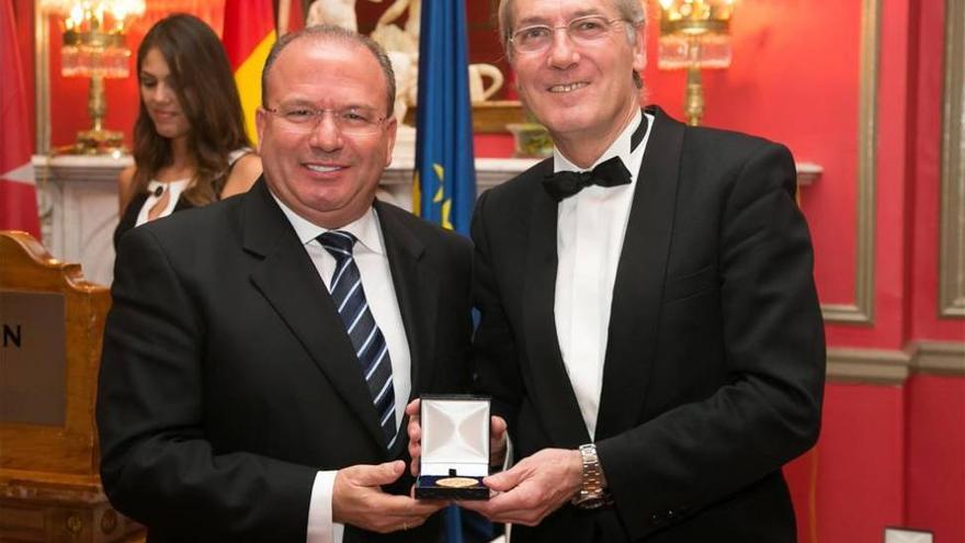 La medalla de oro del Foro Europa recae en el doctor Clavijo